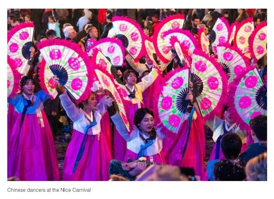 最近閉幕した世界的なフェスティバル「ニースカーニバル」を紹介するフランスのある旅行会社のサイトに「中国人ダンサー」という説明と共に扇の舞を踊る写真が掲載された。［写真　徐坰徳（ソ・ギョンドク）教授］