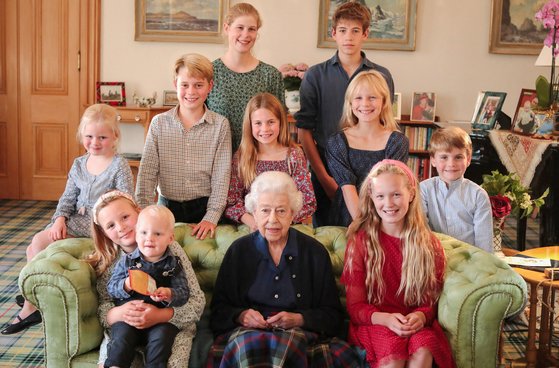 昨年公開されたエリザベス２世の生前家族写真。［写真　ロイター＝聯合ニュース］
