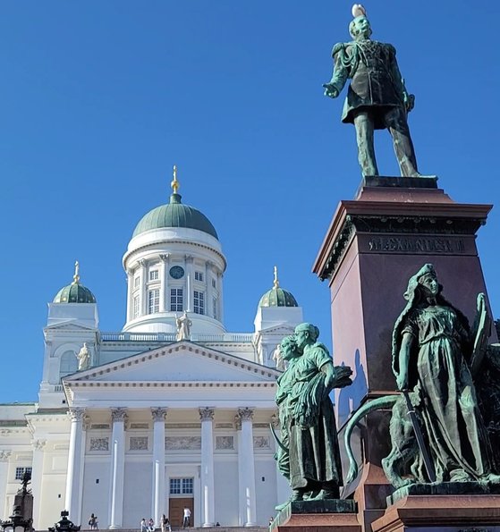フィンランドのヘルシンキ市内の元老院広場の中央に建てられたロシア皇帝アレクサンドル２世像の後ろに、ロシア支配期の１８００年代に建設されたヘルシンキ大聖堂が見える。　イ・ヨングン記者