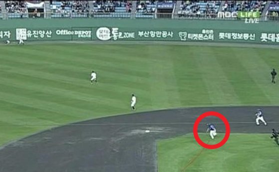 ２０１１年５月３日のロッテ戦で、一塁に帰塁しようとしていたサムスンのチェ・テイン（赤の円）が進塁に転換し、二塁を踏まずに三塁に走ってアウトになった。　［中継画面　キャプチャー］