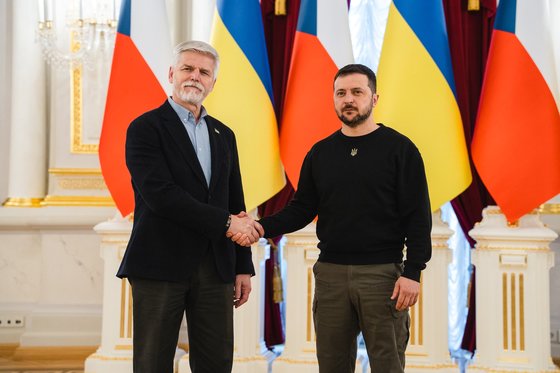 ウクライナに対する弾薬供与構想を主導するチェコのパヴェル大統領（左）　［チェコ大統領府］