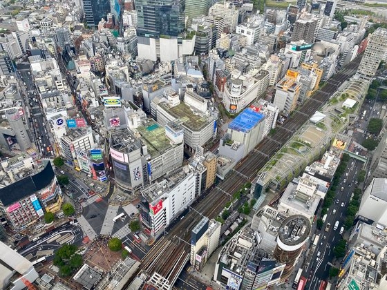 東京・渋谷の渋谷スカイ４５階から眺めた渋谷の通り。右側に長く伸びる宮下公園は２０２０年に新たにリニューアルされた東京の新名所だ。キム・ホンジュン記者