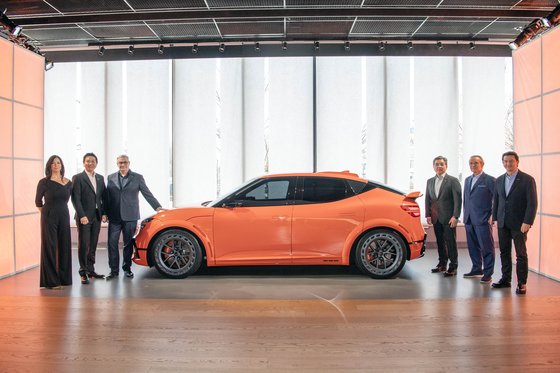 ジェネシスは２５日、米ニューヨークのジェネシス・ハウス・ニューヨークで新コンセプト　モデル２台と高性能領域への拡張の意志を盛り込んだ新規プログラム「ジェネシス・マグマ」を公開した。ジェネシスは高性能電気自動車でブランドを拡張する計画だ。［写真　現代自動車］