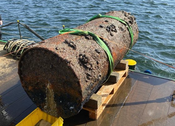 ドイツ北部の海域で最近発見された長さ２メートルの第２次世界大戦不発弾。［ドイツ・キール警察のＸ　キャプチャー］