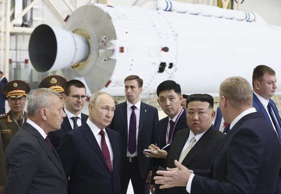 ロケットの組み立て施設を視察するプーチン大統領と金正恩委員長［写真　ＡＰ＝聯合ニュース］  　