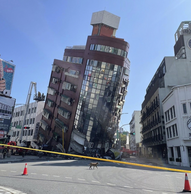  台湾の強震で傾いた建物。［写真　ＣＮＡ＝聯合ニュース］