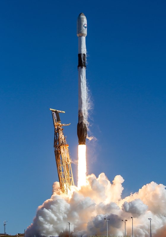韓国初の軍事偵察衛星１号機を載せたスペースＸ社の発射体「ファルコン９」が昨年１２月、米国カリフォルニア州ヴァンデンバーグ宇宙軍基地から打ち上げられた。［写真　スペースＸ］