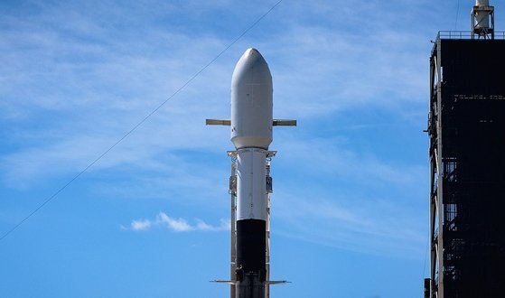 ８日午前（日本時間）、軍事偵察衛星２号機が米国民間宇宙企業スペースＸの「ファルコン９」ロケットに搭載され、米フロリダ州ケネディスペースセンター発射場に立てられている。　［写真　国防部提供］