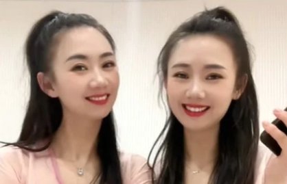 ３０歳で初めて会った双子の姉妹。２人は携帯電話の顔認識が同一人物と判断するほど似ていた。［インターネット　キャプチャー］