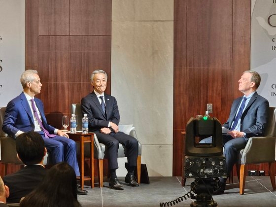 現地時間）、米国ワシントンＤＣでシンクタンク「戦略国際問題研究所（ＣＳＩＳ）」が主催した対談に出席した米国のラーム・エマニュエル駐日大使（左）と日本の山田重夫駐米大使（左から２人目）。ワシントン＝キム・ヒョング特派員