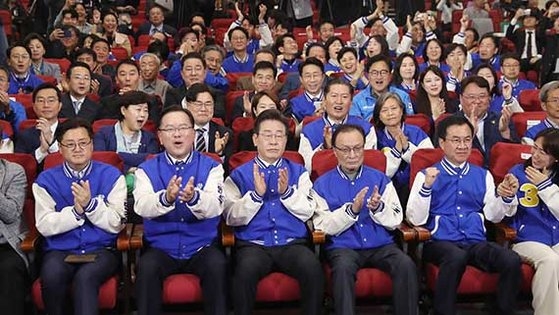共に民主党の李在明（イ・ジェミョン）代表（前列中央）らが１０日午後、国会議員会館の開票状況室でテレビ局の出口調査を見ながら拍手している。キム・ソンリョン記者