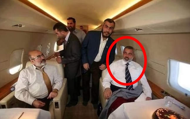 ハマス高位層として、最も多くの富を蓄えていると言われているハマスの政治指導者イスマイル・ハニヤ氏（右）。［写真　在米イスラエル大使館］