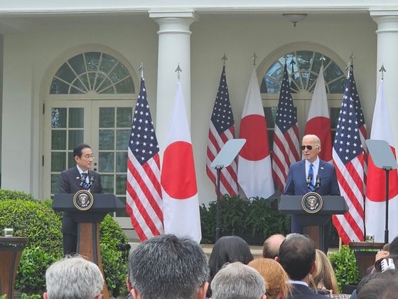米国のバイデン大統領（右）と日本の岸田文雄首相が１０日（現地時間）、両国首脳会談を終えた後、ワシントンＤＣのホワイトハウス・ローズガーデンで共同記者会見に臨んでいる。ワシントン＝キム・ヒョング特派員