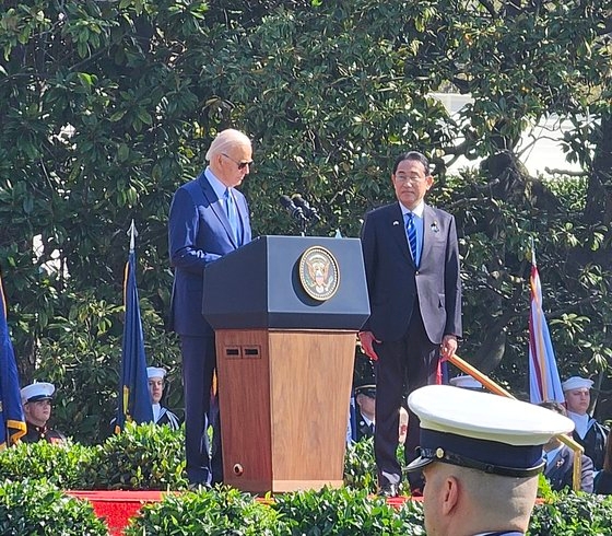 １０日（現地時間）、米国ワシントンＤＣホワイトハウス南の芝生サウスローンで開かれた日本の岸田文雄首相（右）国賓訪問歓迎行事で、米国のバイデン大統領が歓迎の挨拶を述べている。ワシントン＝キム・ヒョング特派員