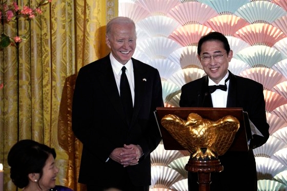 バイデン米大統領（右）と日本の岸田文雄首相が１０日に首脳会談を終えた後、ホワイトハウスのローズガーデンで共同記者会見をしている。キム・ヒョング特派員