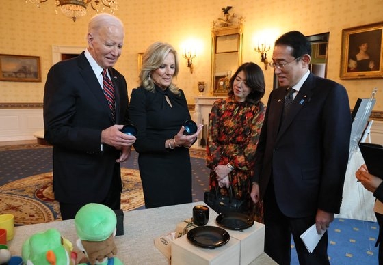日本の岸田首相が９日、米国のバイデン大統領に各種贈り物を手渡している。［写真　日本内閣広報室］