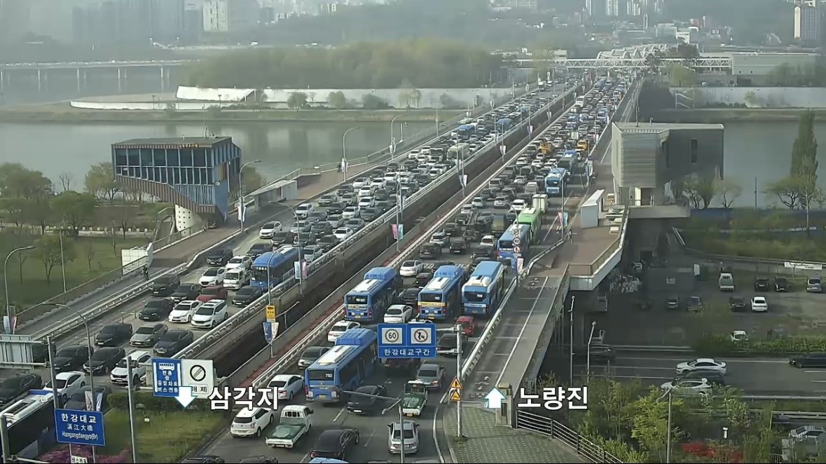 １７日午前７時５５分ごろ、ソウル漢江大橋北端の渋滞状況［カカオマップ　キャプチャー］