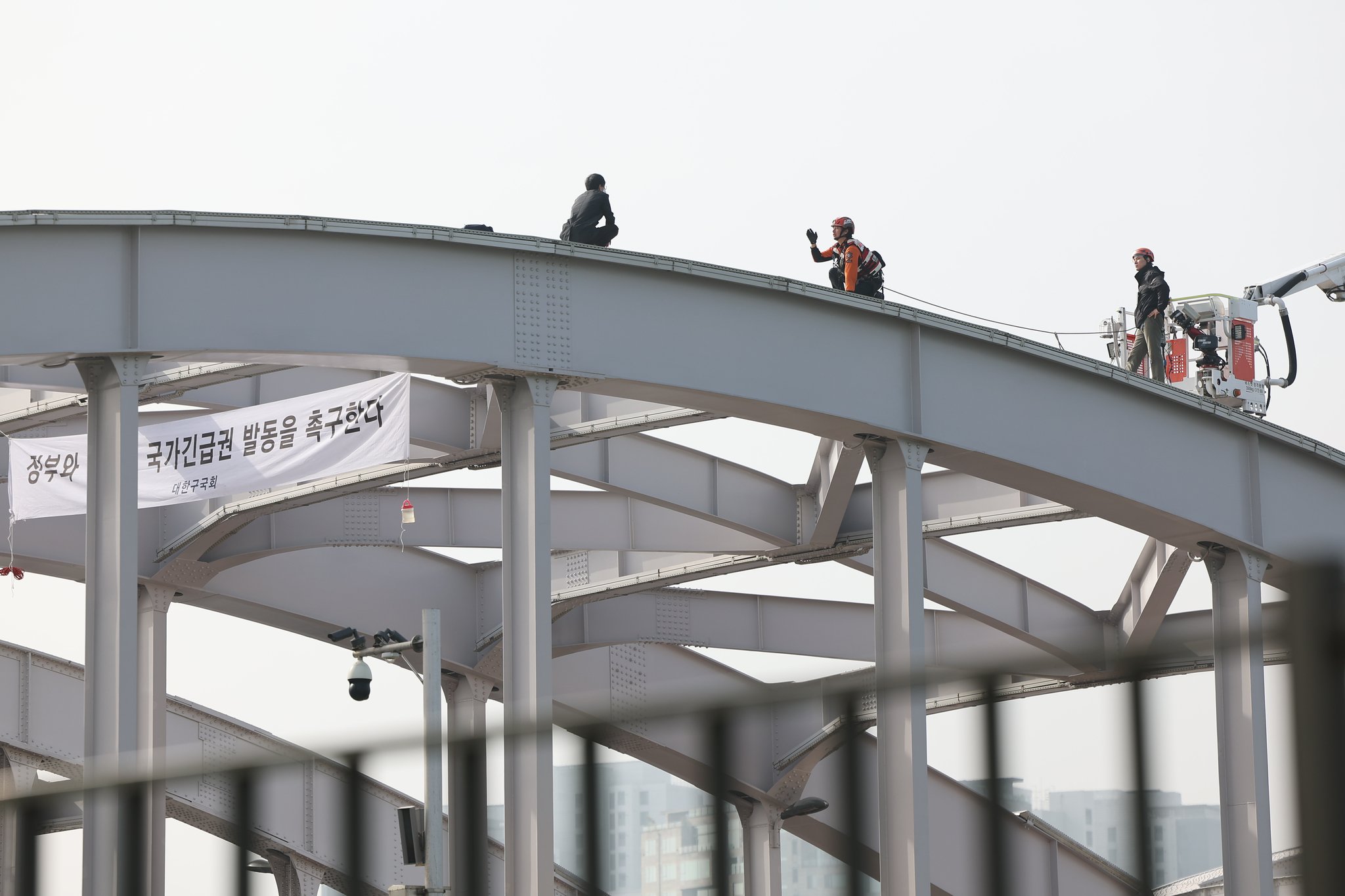 漢江大橋の上から飛び降りると騒がせている男性［写真　ニュース１］  ​