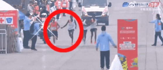 中国北京で１４日に開催されたハーフマラソン大会で外国選手らがゴール前で速度を落とす場面の映像がＳＮＳに掲載され、波紋が広がった。　［Ｘ　キャプチャー］