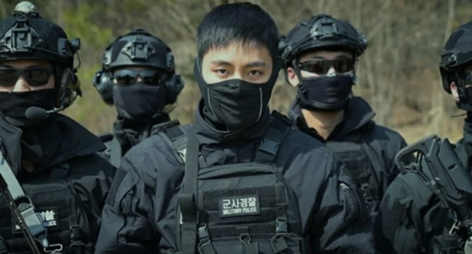 軍事警察戦闘服を着たＢＴＳのＶ。