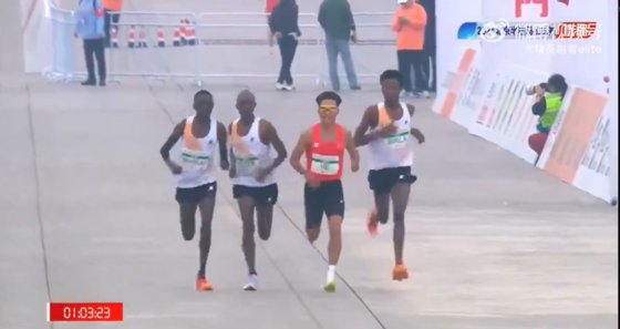  並んで走る中国選手とアフリカ選手　［Ｘ　キャプチャー］
