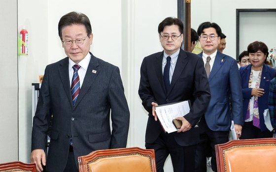 １７日、国会で開かれた最高委員会議に出席する李在明（イ・ジェミョン）共に民主党代表（左）　キム・ソンリョン記者