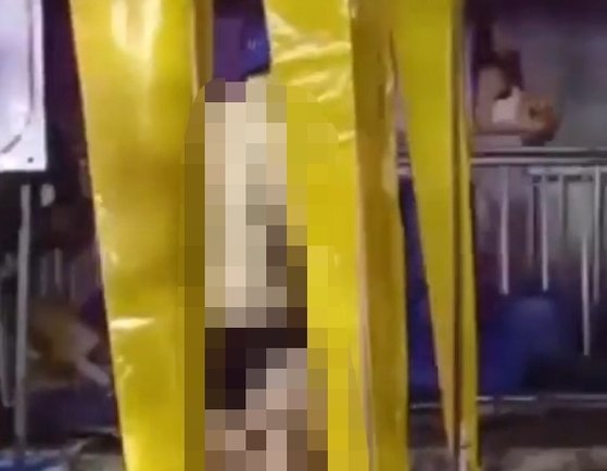 タイの路上で性行為をしていて現地警察に摘発された韓国男性たち［写真　Ｘキャプチャー］