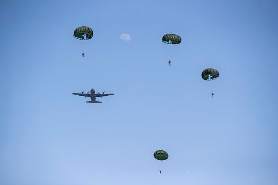 韓米の特戦隊員が１８日に京畿道平沢の烏山飛行場で開かれた合同空中浸透訓練で降下を実施する姿。［写真　韓国陸軍］