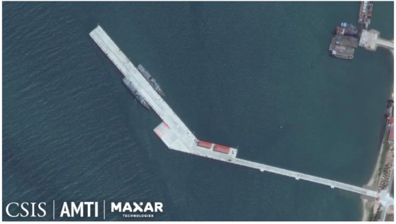 カンボジア西南部リアム港の埠頭に中国軍艦２隻が停泊している場面が入った衛星写真　［アジア海洋透明性イニシアチブ（ＭＡＴＩ）ホームページ　キャプチャー］