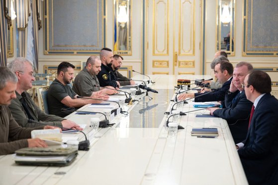 ２０２３年９月、防衛企業代表団を率いてウクライナを訪問したルコルニュ仏国防相（左側の下から３人目）がゼレンスキー大統領を含むウクライナ当局者と会議を開いた。　ウクライナ大統領室