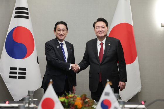 尹錫悦大統領と岸田文雄日本首相が昨年１１月１６日にアジア太平洋経済協力会議（ＡＰＥＣ）首脳会議参加のため訪問したサンフランシスコで韓日首脳会談に先立ち握手している。キム・ヒョンドン記者