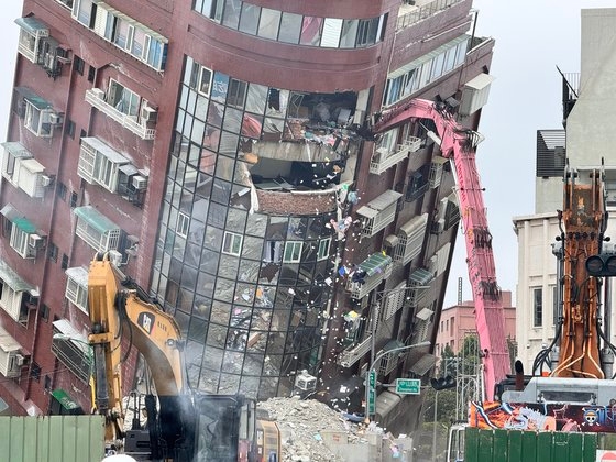 ５日午前、台湾花蓮市で今月３日に発生したマグニチュード（Ｍ）７．２の地震で傾いた天王星ビルの本格的な撤去が始まった。［写真　花蓮＝シン・ギョンジン記者］