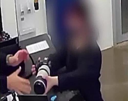 日本国籍の３０代女性がカメラをレンタルする様子。［写真　仁川警察庁］