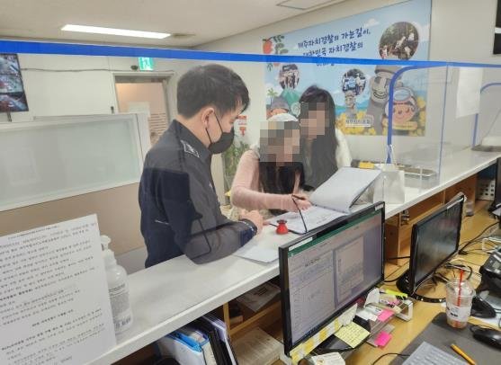 中国人観光客が済州（チェジュ）自治警察団空港事務所で相談をしている。［写真　済州自治警察団］