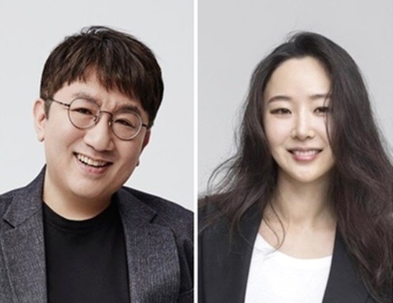 ＨＹＢＥ（ハイブ）のパン・シヒョク議長（左）とＨＹＢＥ傘下レーベルＡＤＯＲ（アドア）のミン・ヒジン代表。［写真　ＨＹＢＥ］