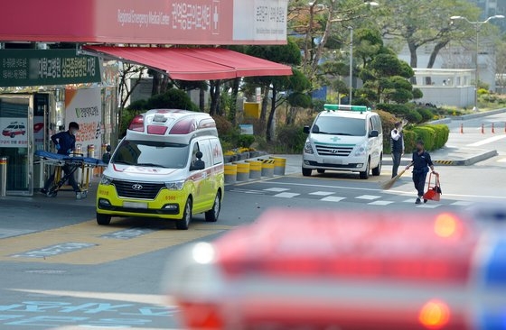 ９日、大田（テジョン）のある大学病院に到着した１１９救急隊員が急病患者を救急室に移送している。フリーランサー　キム・ソンテ