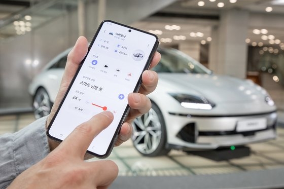 スマートフォンやタブレットで自動車の機能と設定を変えることができるコネクテッドカー。［中央フォト］