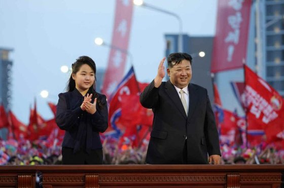 「前衛通り」竣工式に出席した金正恩委員長と娘ジュエ氏　［労働新聞、ニュース１］