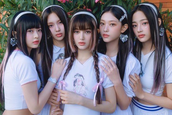ガールズグループＮｅｗＪｅａｎｓ［写真　ＡＤＯＲ］ ​