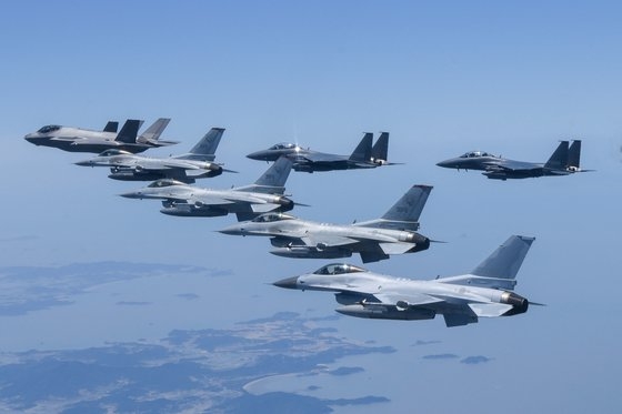 １４日、「敵大規模空中航体浸透対応合同訓練」を控えて訓練を実施中の韓国空軍戦闘機編隊。［写真　韓国空軍］
