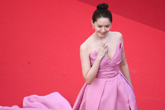 カンヌ国際映画祭レッドカーペットに登場した少女時代ユナ。［写真　ＡＦＰ＝聯合ニュース］