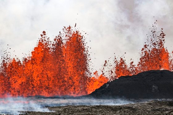 アイスランド南西部で再び爆発した火山。［写真　ＡＰ＝聯合ニュース］