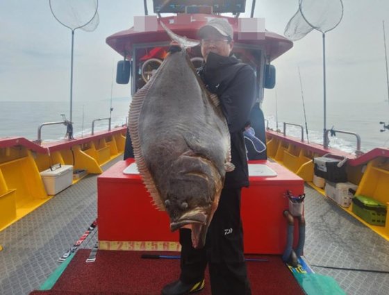 前谷港沖で釣り上げられた１メートルを越える大きさのヒラメ。［写真　聯合ニュース］