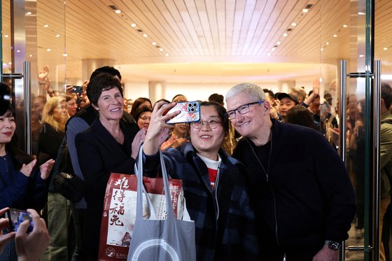上海のアップルストアを訪問したティム・クック氏。［写真　ロイター＝聯合ニュース］