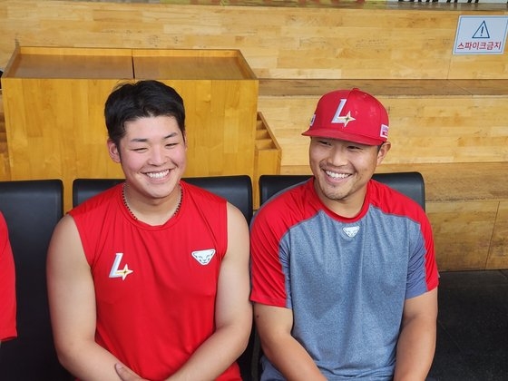 ＳＳＧのハン・ドゥソル（右側）と白川恵翔。２人には他国でプレーしたという共通点がある。　大邱＝キム・ヒョギョン記者