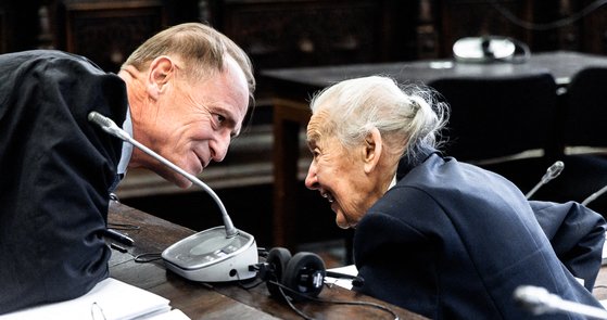 弁護士と言葉を交わしているドイツ９５歳の「極右おばあちゃん」ウルズラ・ハヴァーベック被告。［写真　ＡＦＰ＝聯合ニュース］