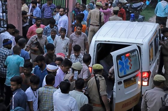 圧死事故で１００人以上が死亡したインドのヒンズー教行事現場。［写真　ＡＰ＝聯合ニュース］