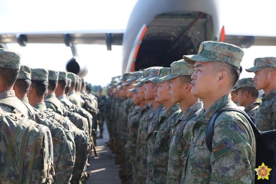 ６日にベラルーシのポーランドとウクライナとの国境近くに中国人民解放軍の戦略輸送機で移動した中国軍兵士。中国軍とベラルーシ軍は８日から１９日まで対テロ合同訓練を実施する。［写真　ベラルーシ国防省］