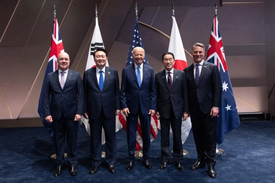 北大西洋条約機構（ＮＡＴＯ）首脳会議に出席した尹錫悦（ユン・ソクヨル）大統領が１１日（現地時間）、米ワシントンＤＣコンベンションセンターで開かれた韓国、日本、オーストラリア、ニュージーランドのインド太平洋４カ国（ＩＰ４）と米国首脳会談で記念撮影を行っている。ワシントン＝キム・ヒョンドン記者