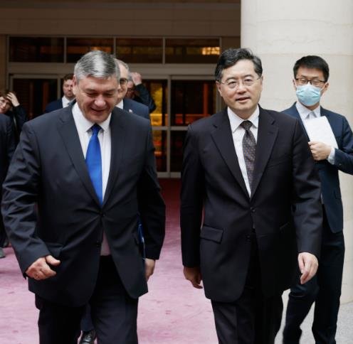 ２０２３年６月２５日にロシアのルデンコ外務次官と会った中国の秦剛外相（右）。中国外交部は会談の事実を公開したが「国際・地域問題に対して意見を交換した」とだけ明らかにした。［写真　中国外交部］